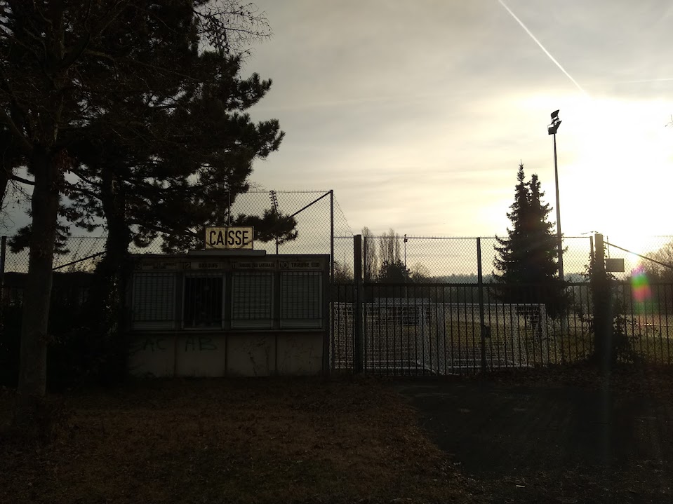 Une photo à contre-jour sur un terrain de foot extérieur.