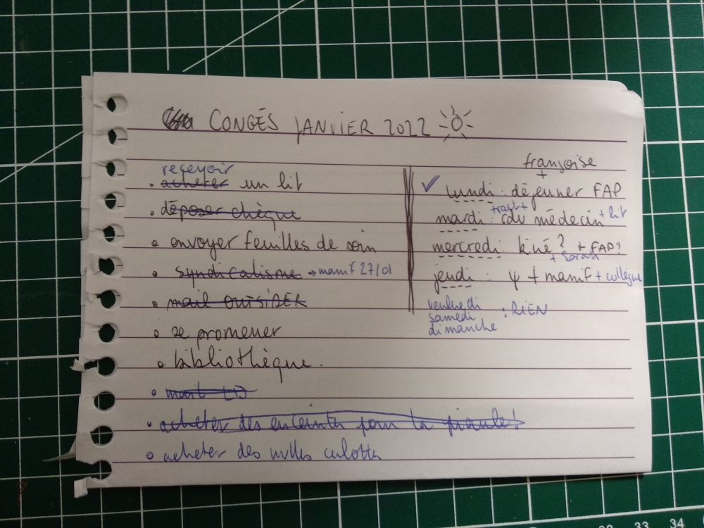 Une feuille arrachée d'un carnet avec une liste intitulée Congés janvier 2022 soleil.
